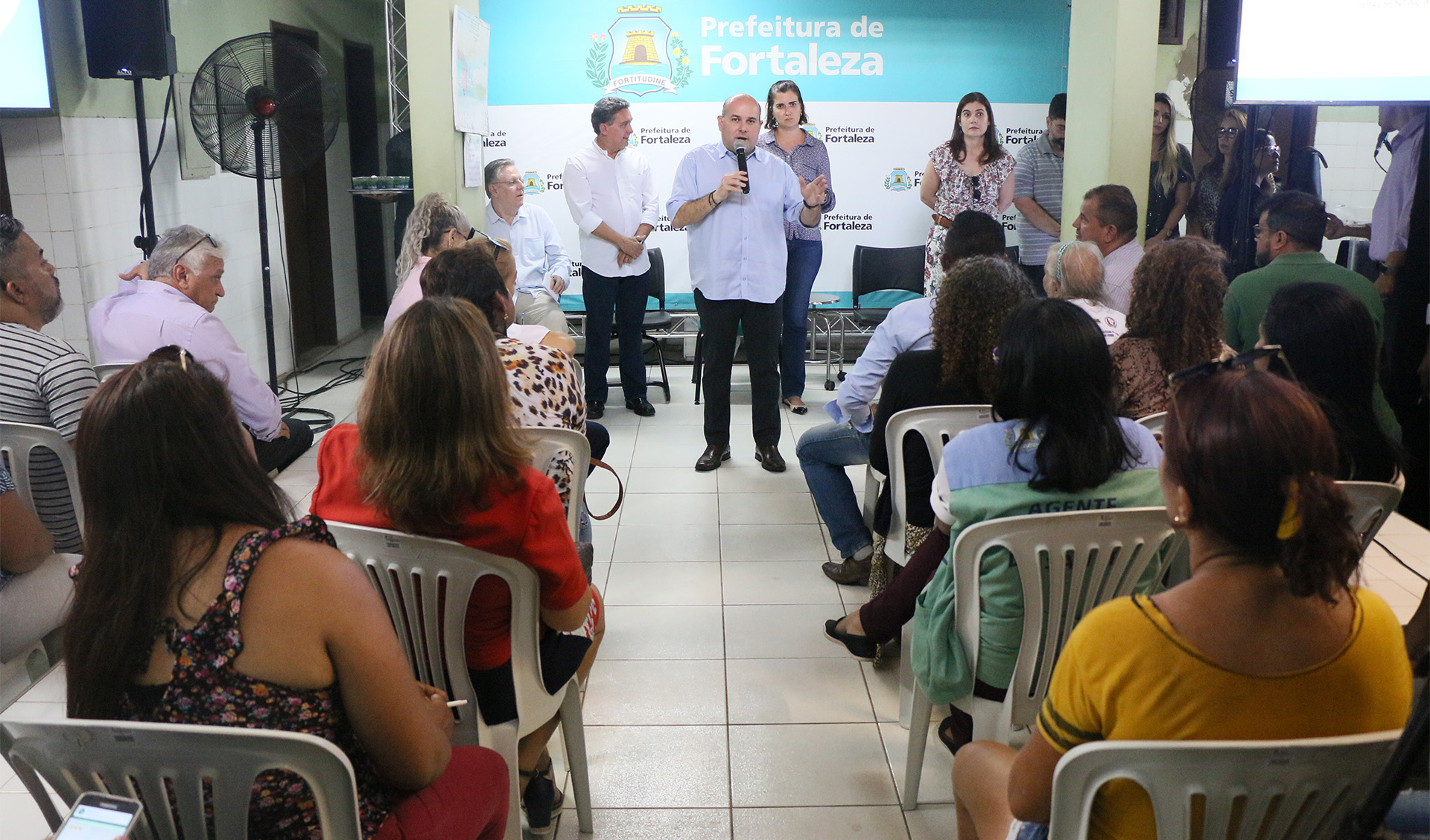 prefeito roberto cláudio fala ao microfone